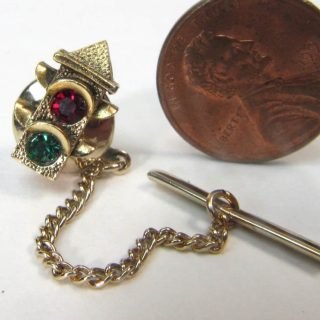 Red-green tie pin and chain with red and green rhinestones